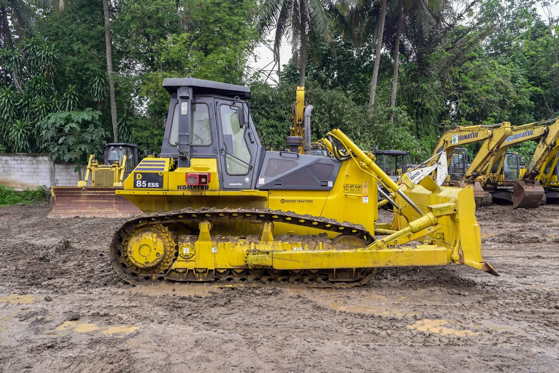 Bulldozer Komatsu D85ESS-2 Tahun 2013 Hidup Jalan Repainting