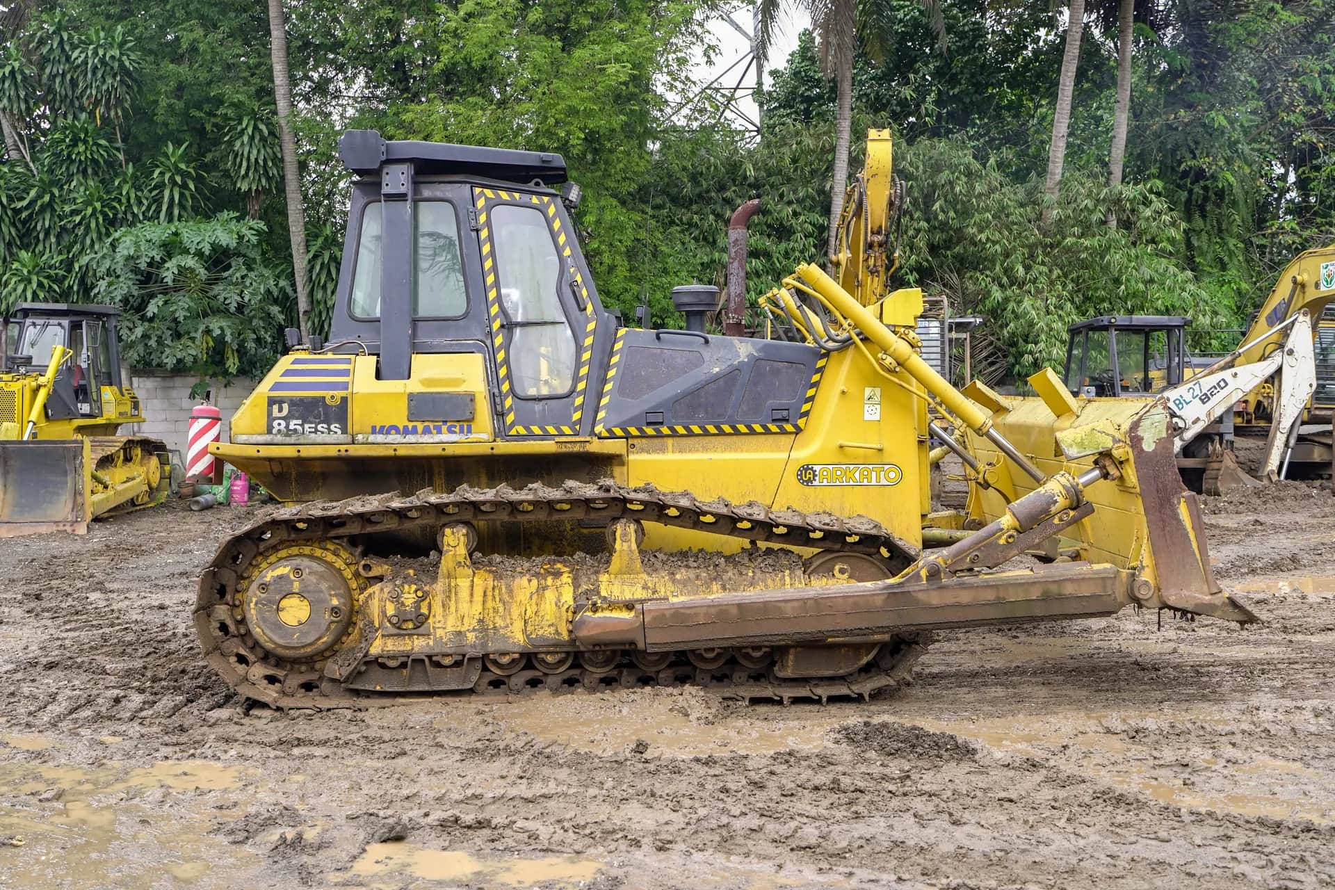 Bulldozer Komatsu D85ESS-2 Tahun 2013 Hidup Jalan Repainting 