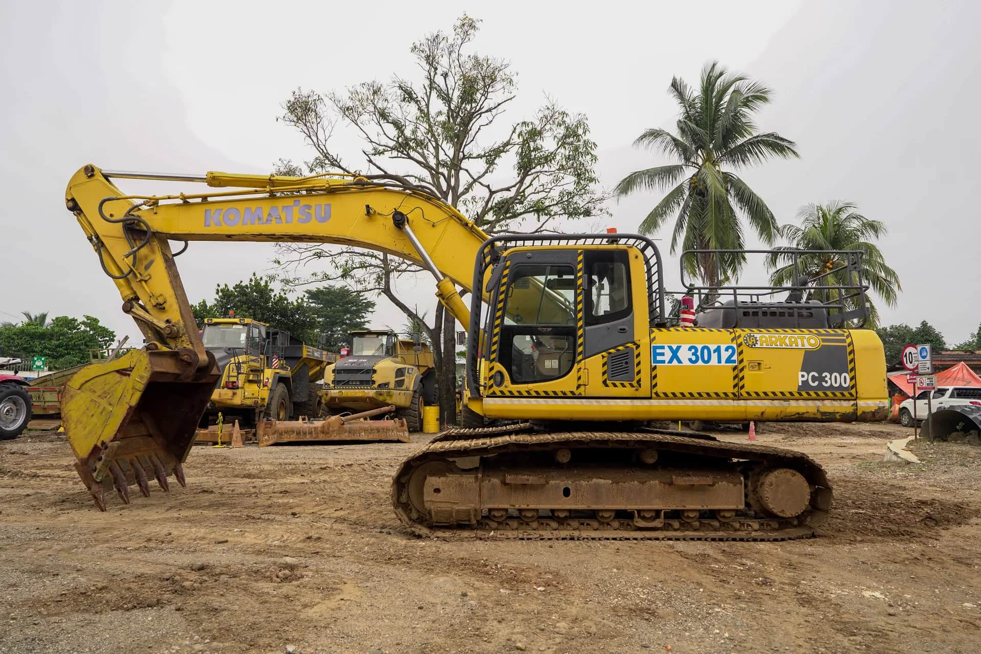 Excavator Komatsu PC300SE-8M0 Tahun 2016 Hidup Jalan Original